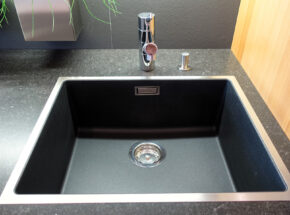 Einbauspuele In Team7 Musterkueche Linee Buche Massiv Mit Weissglaselementen Und Quarzsteinarbeitsplatte 2195029 03