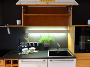 Haengeschrank Mit Lifttuer In Team7 Musterkueche Linee Buche Massiv Mit Weissglaselementen Und Quarzsteinarbeitsplatte 2195029 03