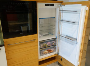Kuehlschrank Mit Gefrierfach In Team7 Musterkueche Linee Buche Massiv Mit Weissglaselementen Und Quarzsteinarbeitsplatte 2195029 03