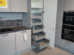Vorratsschrank Mit Auszuegen In U Kueche Mit Kochinsel Lacklaminat Steingrau Mit Zusaetzlichem Sideboard Ka181 02715317 08